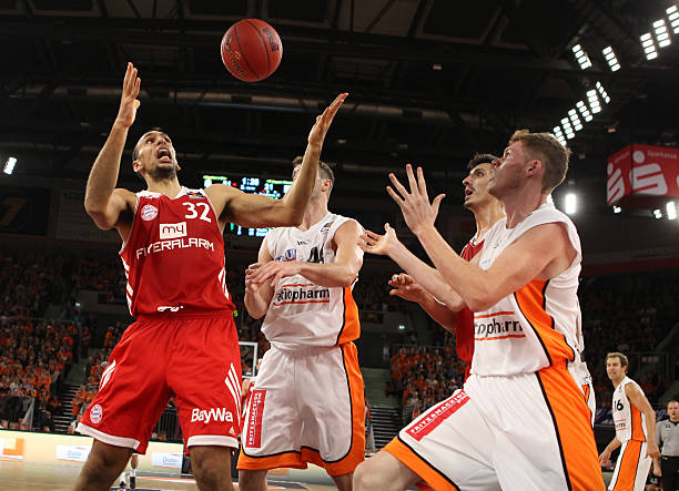 激烈交锋的 激烈交锋的